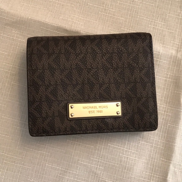 Michael Kors Large Crossbody w/ matching wallet - Picture 2 of 4